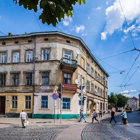 1 Bedroom Apartment Near Elizabeth'S The Cathedral Lviv Bagian luar foto