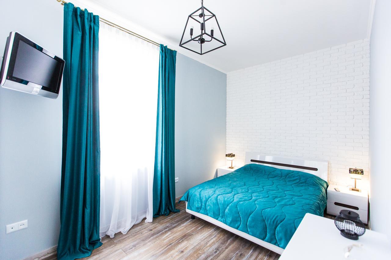 1 Bedroom Apartment Near Elizabeth'S The Cathedral Lviv Bagian luar foto