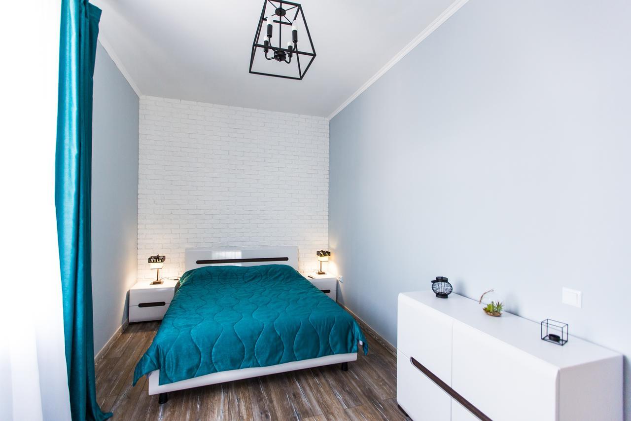 1 Bedroom Apartment Near Elizabeth'S The Cathedral Lviv Bagian luar foto