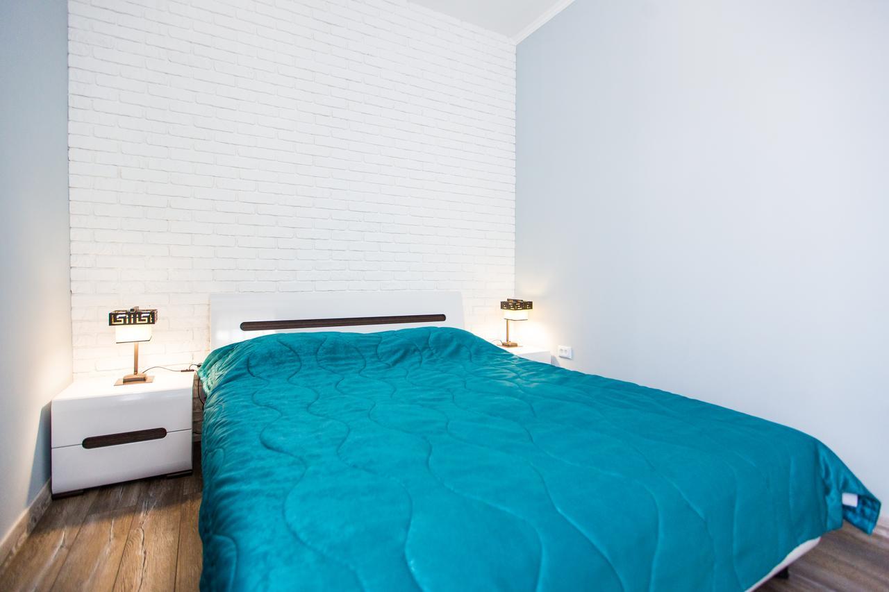 1 Bedroom Apartment Near Elizabeth'S The Cathedral Lviv Bagian luar foto