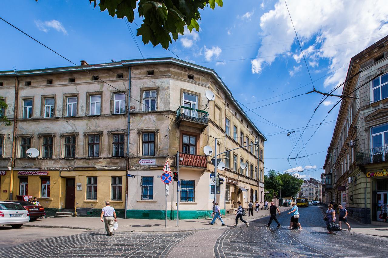 1 Bedroom Apartment Near Elizabeth'S The Cathedral Lviv Bagian luar foto
